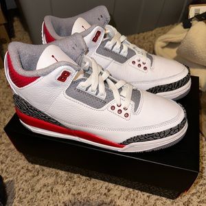 New in box. Grade School Air Jordan 3 Retro
Unisex fire red 7Y
Style: DM0967-160